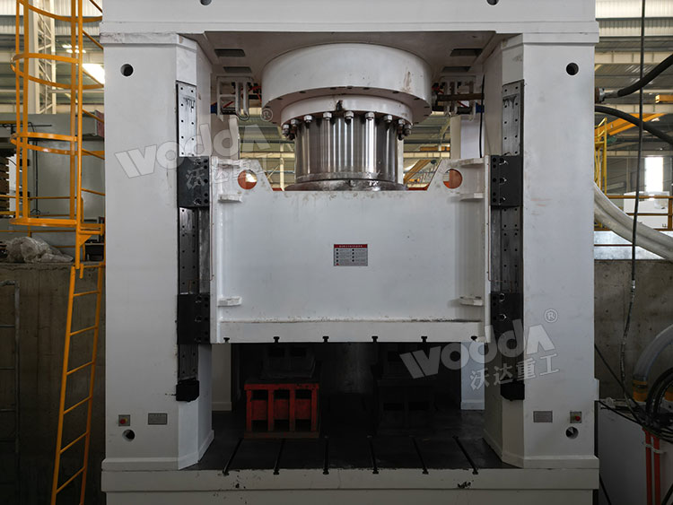 2500吨框架式液压机细节 2500吨框架式液压机细节