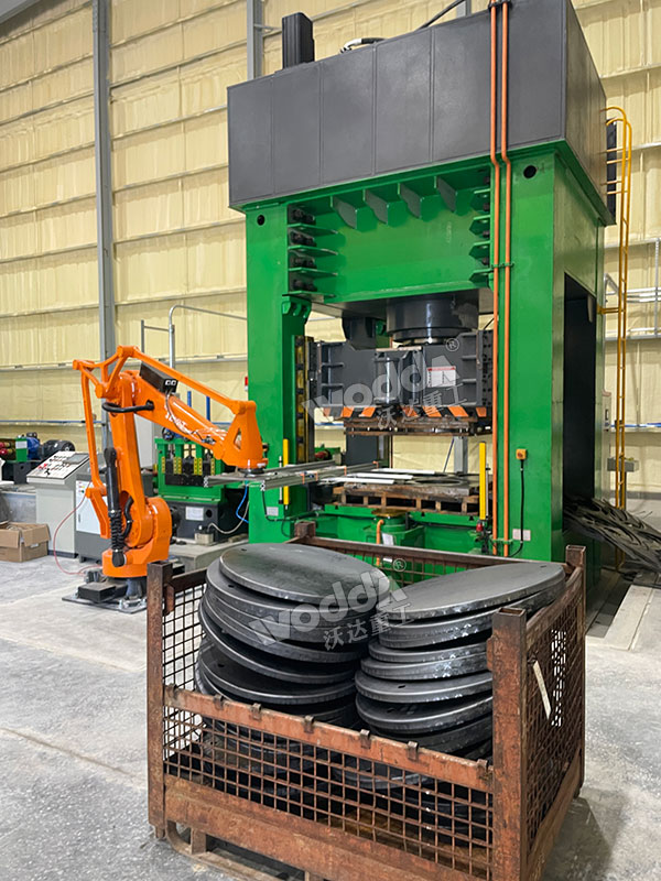 1000吨框架式液压机冲压海洋浮标现场.jpg 1000吨框架式液压机冲压海洋浮标现场.jpg