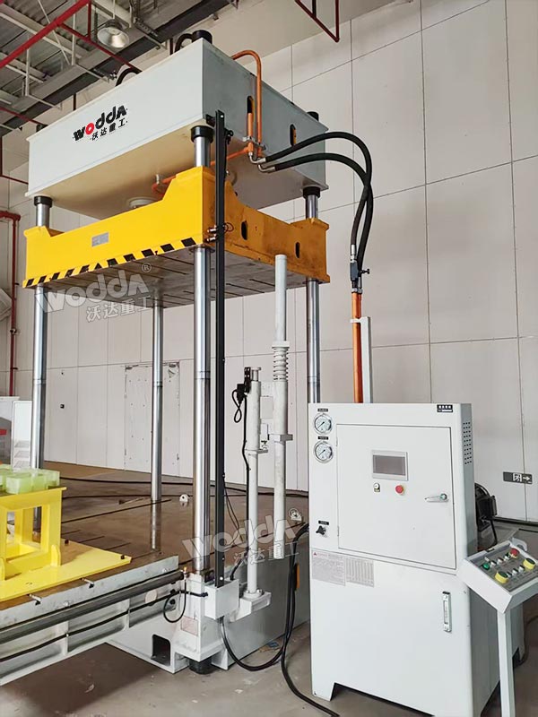 80吨四柱液压机安装完成 80吨四柱液压机安装完成