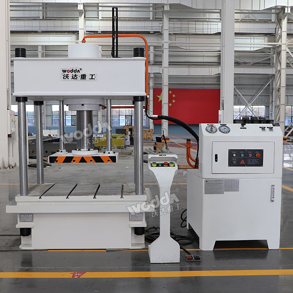 200吨两梁四柱液压机.jpg 200吨两梁四柱液压机.jpg