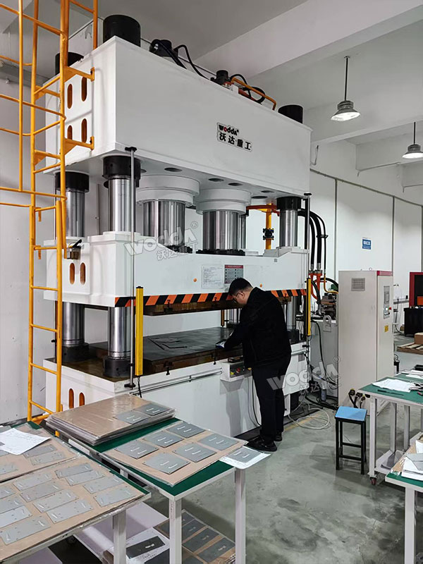 800吨金属板材校平液压机 800吨金属板材校平液压机