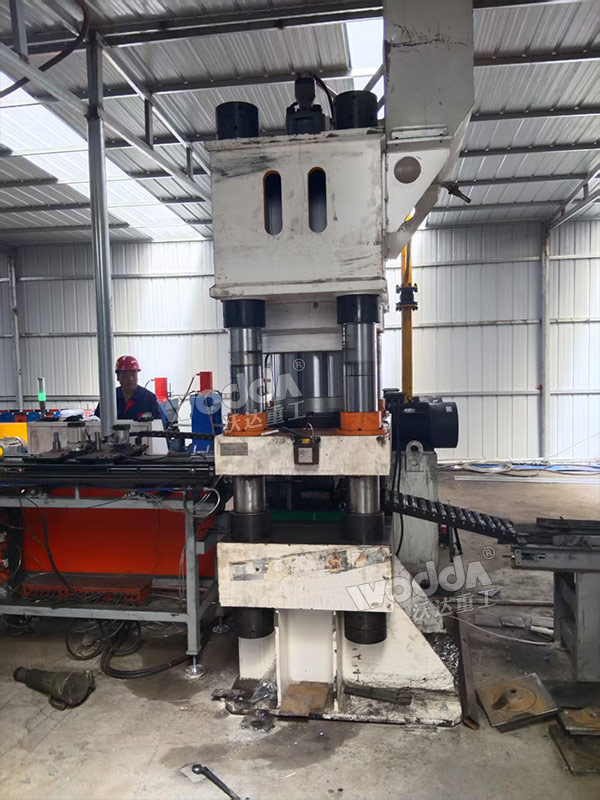 500吨四柱液压机