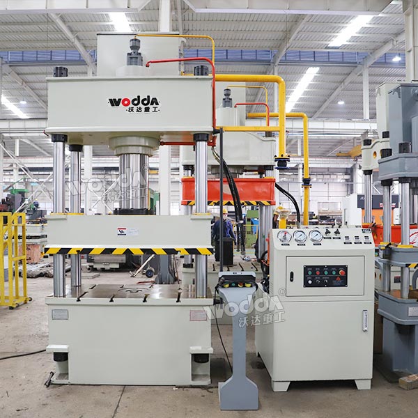 200吨四柱液压机