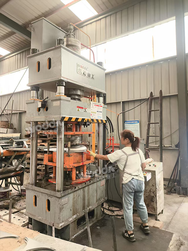 200吨四柱液压机