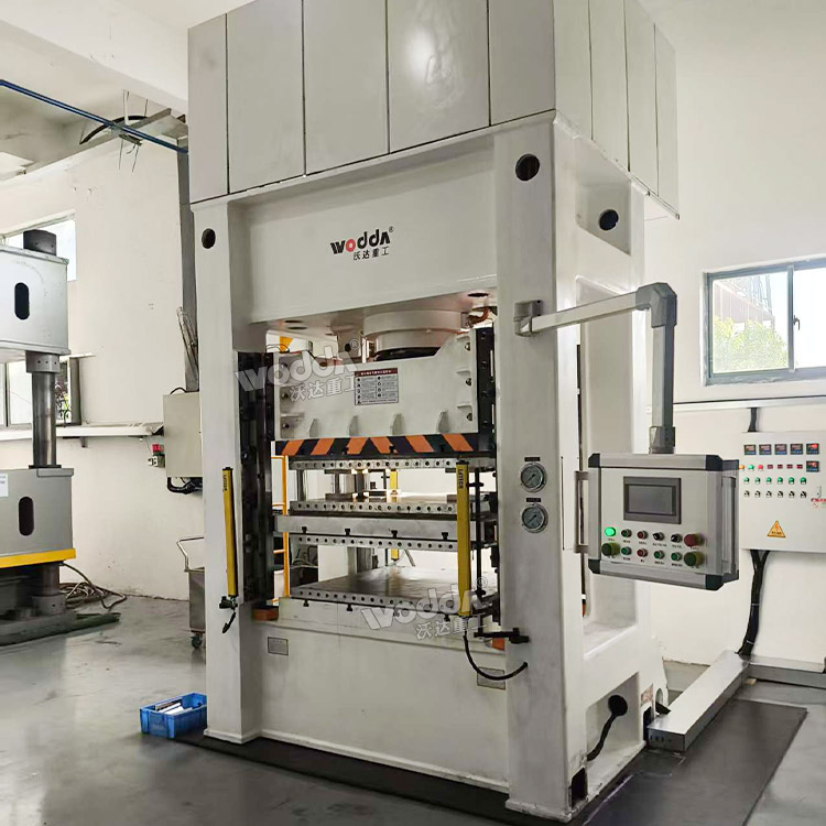 315吨框架式液压机现场