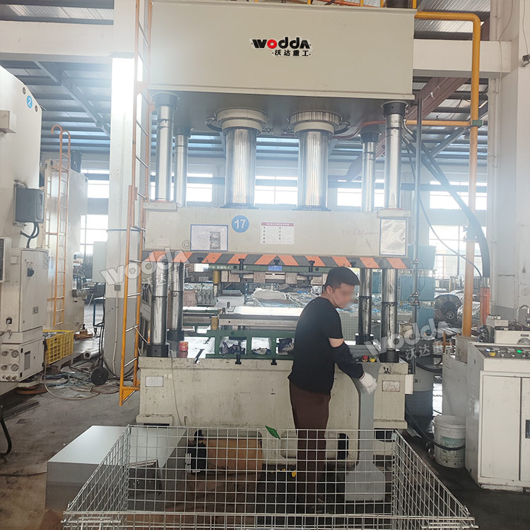 400吨四柱液压机现场