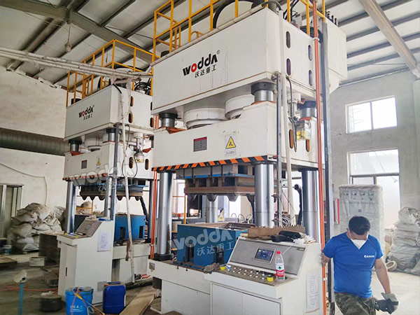 1600吨木屑托盘液压机调试