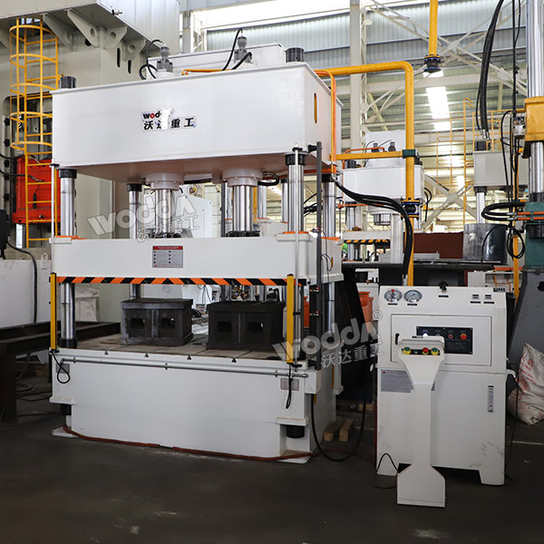 200吨四柱液压机