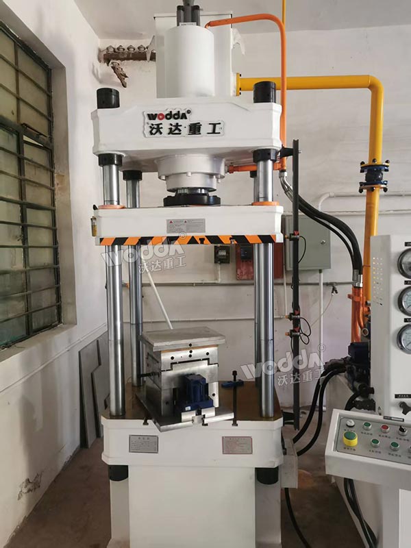 100吨四柱液压机