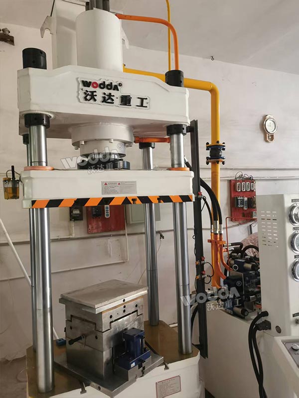 100吨四柱热压成型机