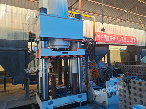 630吨四柱液压机试机