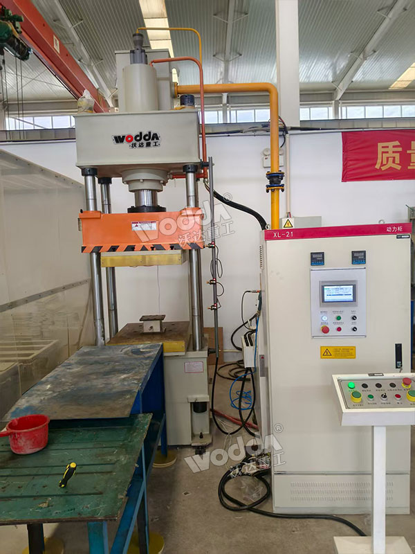 100吨四柱液压机