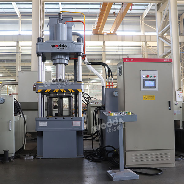 100吨伺服四柱液压机