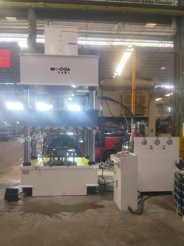 400吨汽车配件成型液压机现场