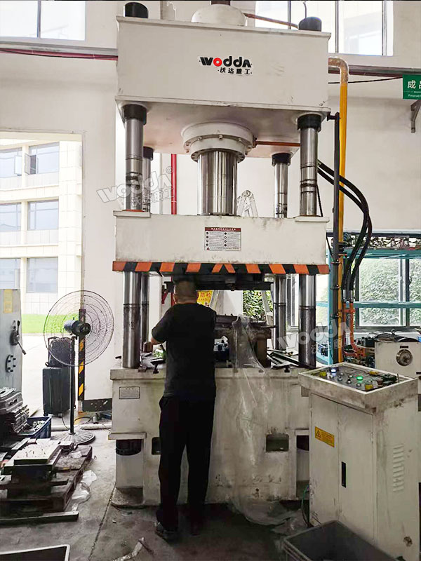 315吨四柱液压机