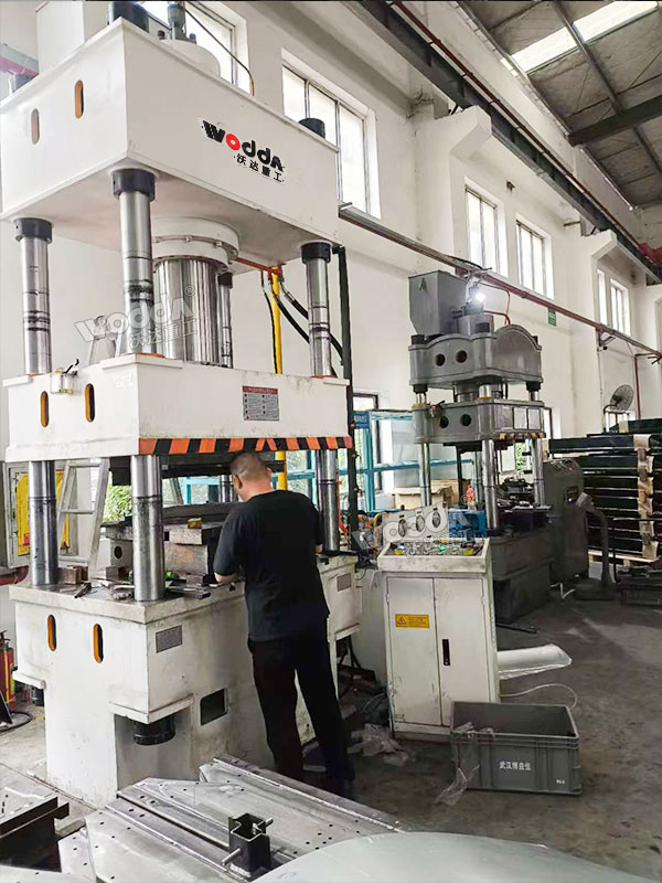 315吨四柱液压机客户现场